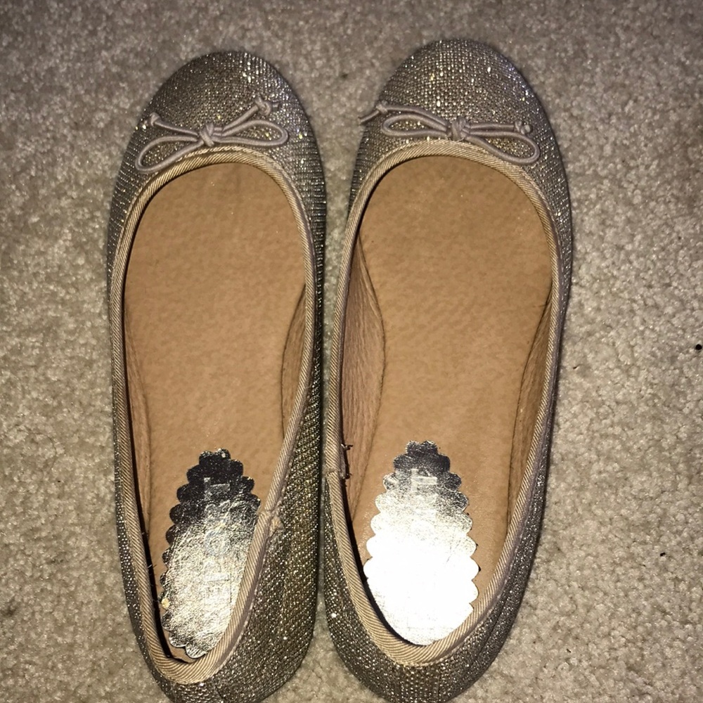 Girls size 4 gold/tan flats